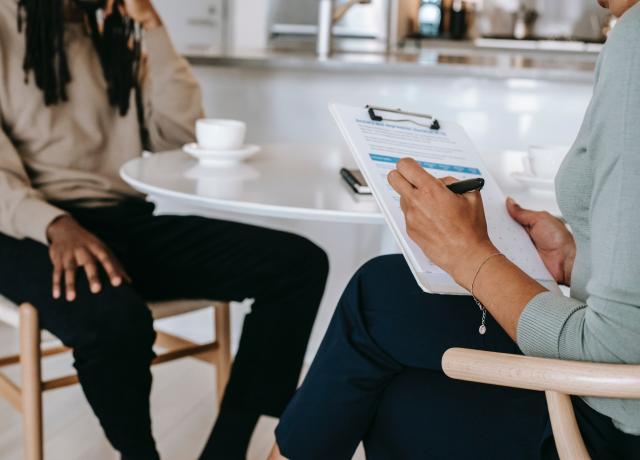 Photo de deux personnes assises face à face lors d'un entretien d'embauche
