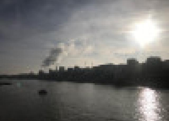 photo représentant des émissions de polluants atmosphériques et ges en bord de seine