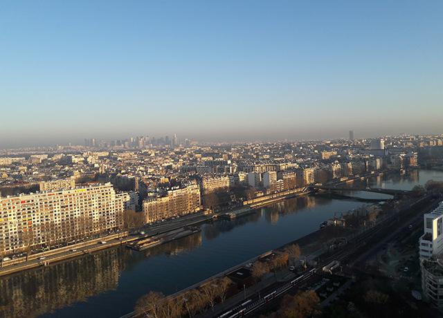 Photo du ciel de Paris chargé en particules
