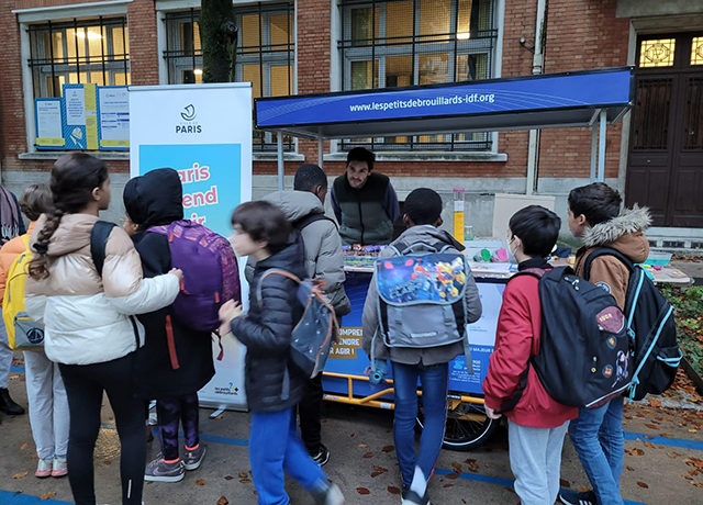 Photo du stand des Petits débrouillards avec plusieurs enfants lors de l'événement Paris prend l'air !