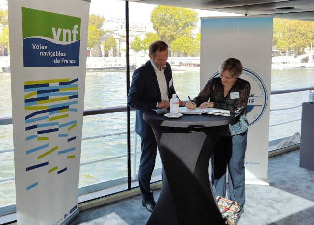Photo de la signature de la convention de partenariat entre Airparif et VNF