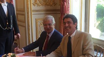 Photo de la signature de la convention de partenariat entre l'Assemblée nationale et Airparif